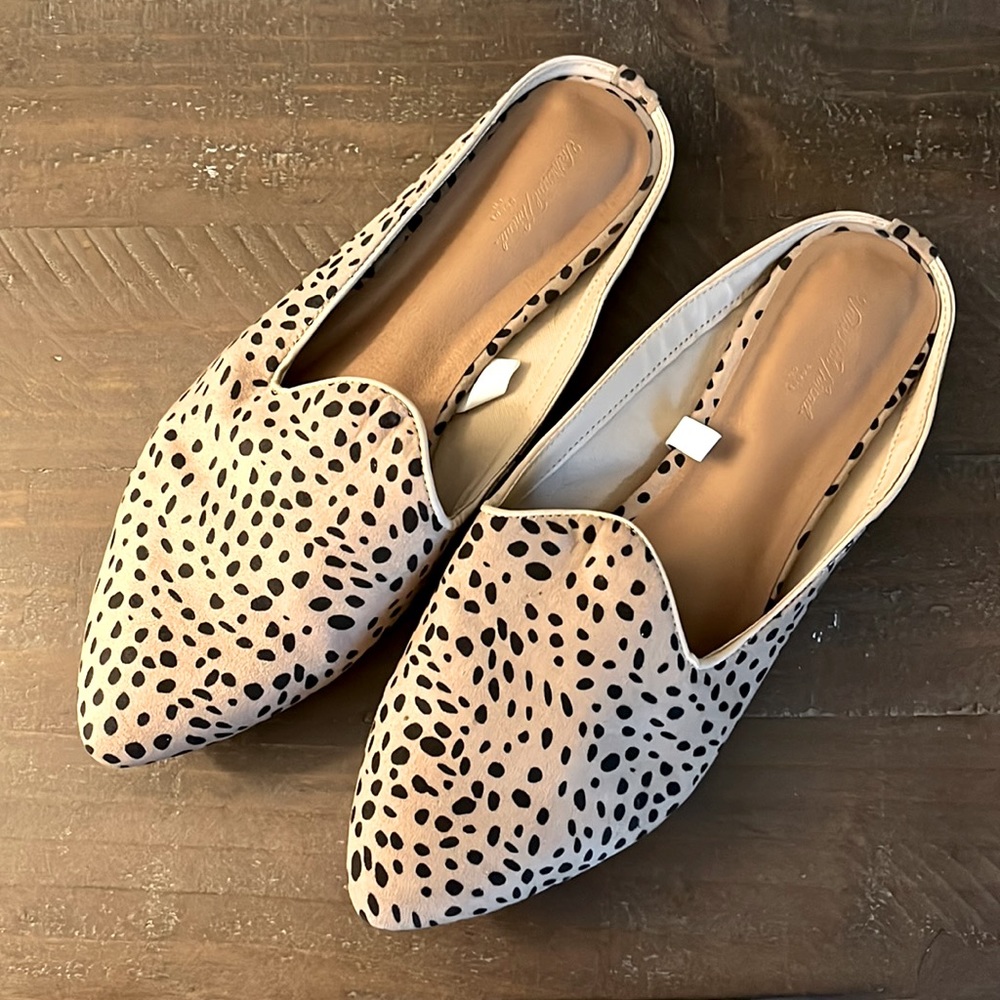 *EUC* Universal Thread tan with speckled black mules sz 8.5